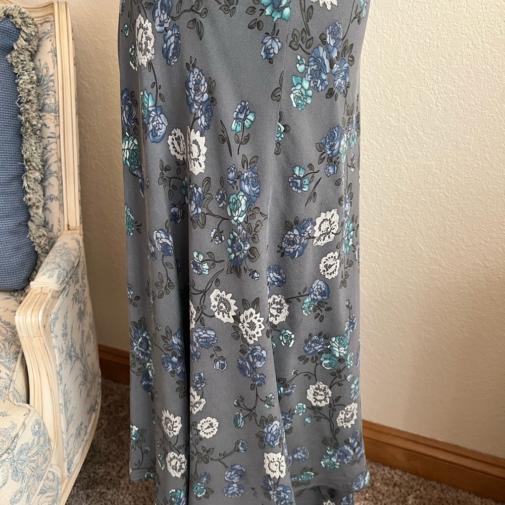 Sundance 109% Silk Gray Floral Skirt Size 8